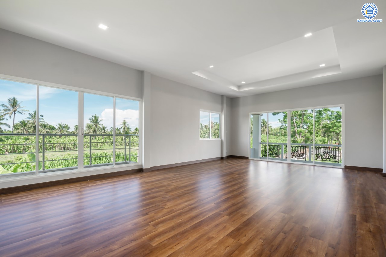 บ้านมือสองตกแต่งใหม่ ม.ราชพฤกษ์ บางบอน4 หลังมุม ตกแต่งหรูหรา เนื้อที่ 102 ตร.ว. ฟังก์ชัน 3 ห้องนอน 3 ห้องน้ำ จอดรถได้ 4 คัน พื้นที่สนามหญ้ากว้างกว่า 106 ตร.ม. บนทำเลศักยภาพ เชื่อมต่อหลายเส้นทาง ใกล้เดอะมอลล์บางแค จุดขึ้นทางด่วน "เพชรเกษม" และรถไฟฟ้าสายสีน้ำเงิน "สถานีหลักสอง"